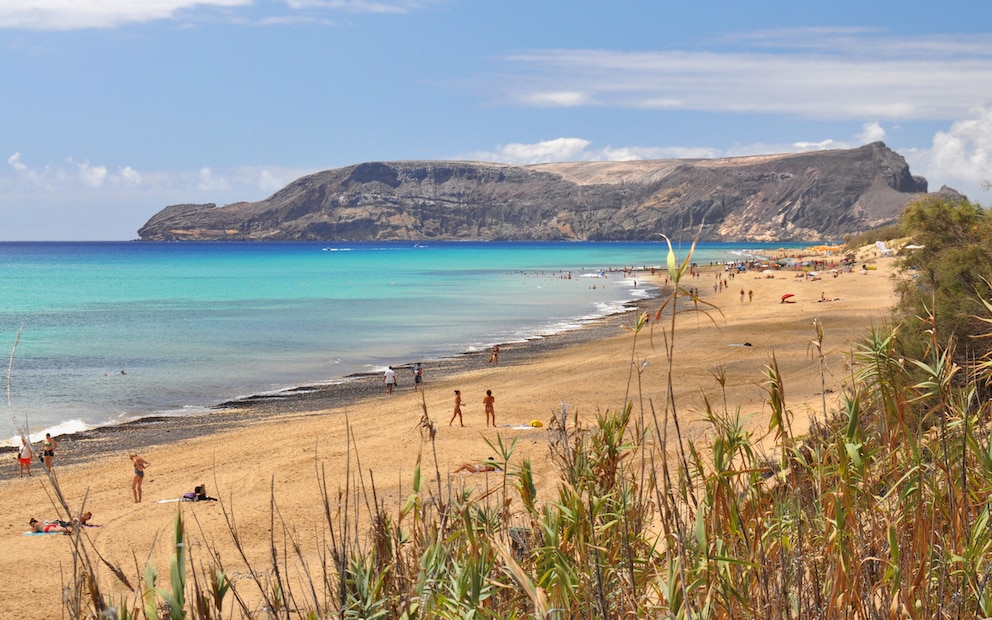 Goldgelb ist der Strand von Porto Santo – und der Sand soll positive Eigenschaften auf die Gesundheit haben