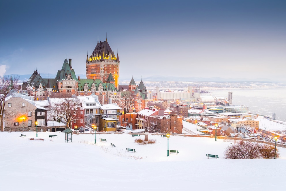 Blick auf das verschneite Québec mit dem prächtigen Château Frontenac