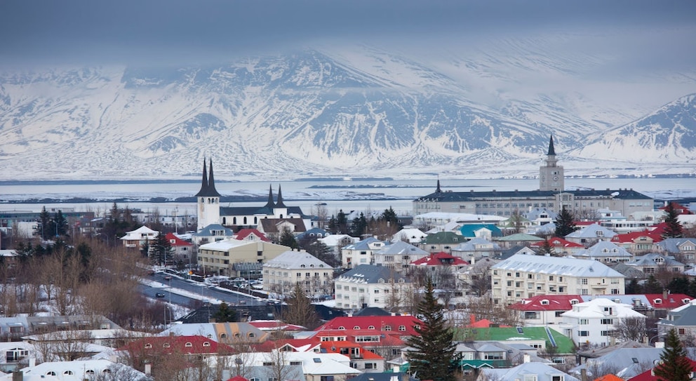 Die Häuser der isländischen Stadt Reykjavík sind für ihre bunten Hausdächer bekannt