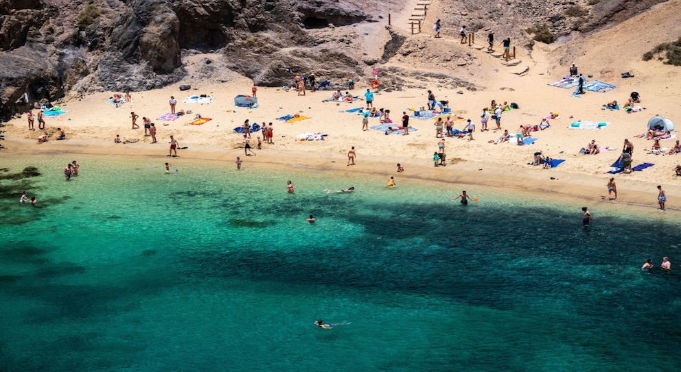 Der Papagayo Beach liegt im Süden von Lanzarote und sollte bei einem Urlaub im Januar unter keinen Umständen verpasst werden