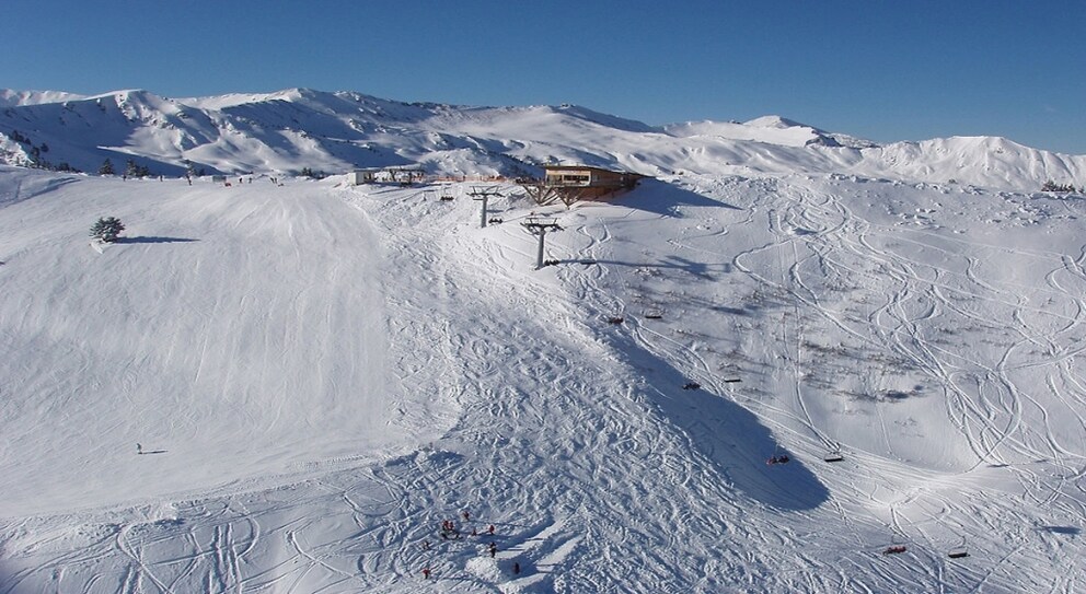 If natural snowfall is lacking, the 16 slopes of Donnersbachwald are artificially snowed