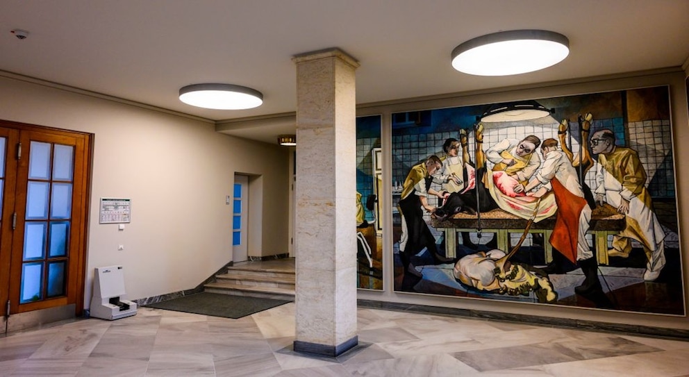 Im Hauptgebäude auf dem Gelände des Friedrich-Loeffler-Instituts hängt ein Bild mit dem Titel „Sektion eines Versuchsrinds“ (1957/58) des Malers Hans Neubert