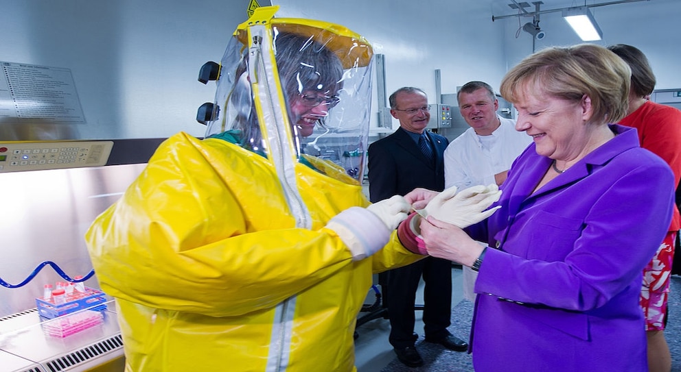 Angela Merkel persönlich, in deren Wahlkreis die Insel Riems liegt, weihte die ersten Labore im Sommer 2013 ein