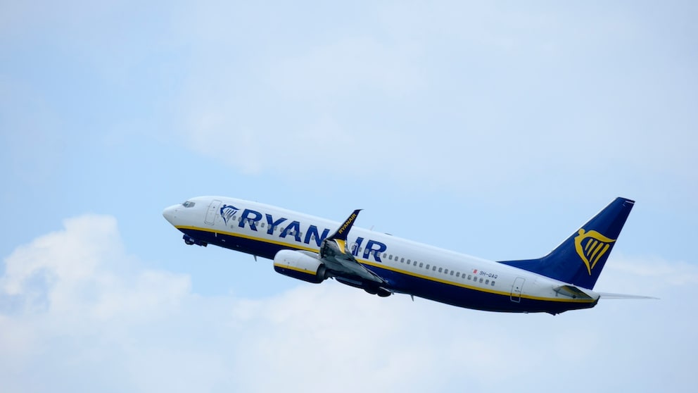 Ryanair Maschine hebt ab: Die Billigfluggesellschaft Ryanair zahlt 1,5 Millionen Euro an Verbraucher zurück