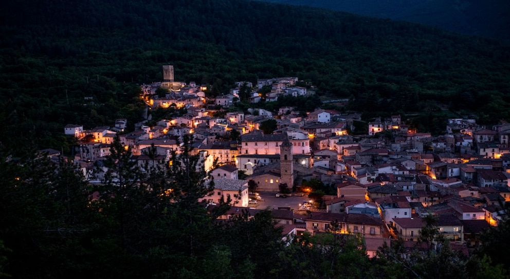 Das italienische Dorf Introdacqua in der Region Abruzzen bei Nacht