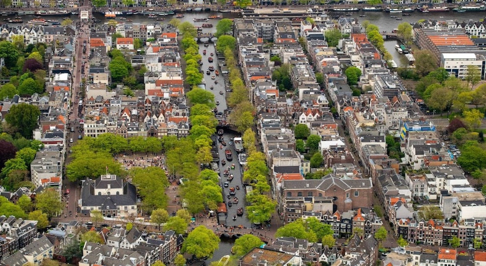 Mit seinen vielen Kanälen belegt Amsterdam den dritten Platz der schönsten Landeanflüge