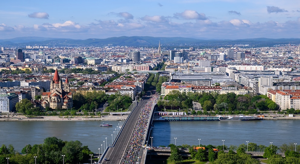 Die Stadt Wien überzeugt mit einem Mix aus beeindruckenden Gebäuden, viel Wasser und den Bergen im Hintergrund