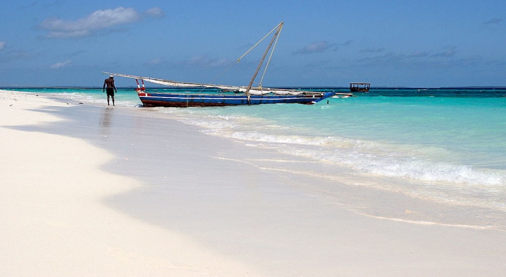 Eine alte Dhau am Kendwa Beach auf Sansibar