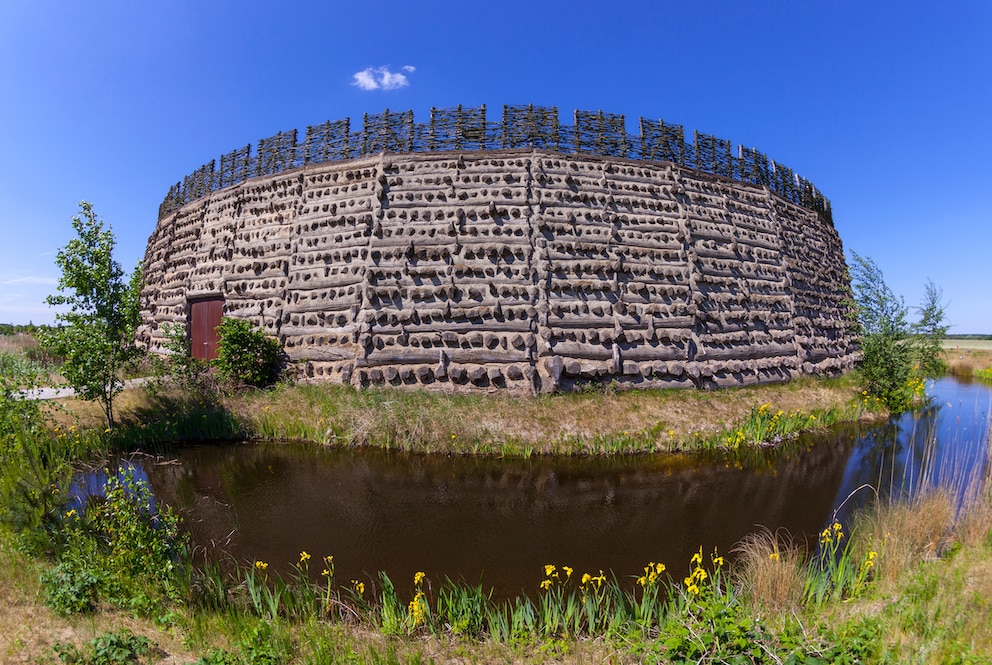 Seit ihrer Eroeffnung 2003 beherbergt die Slawenburg Raddusch eine archäologische Dauerausstellung und dient als Veranstaltungsort.