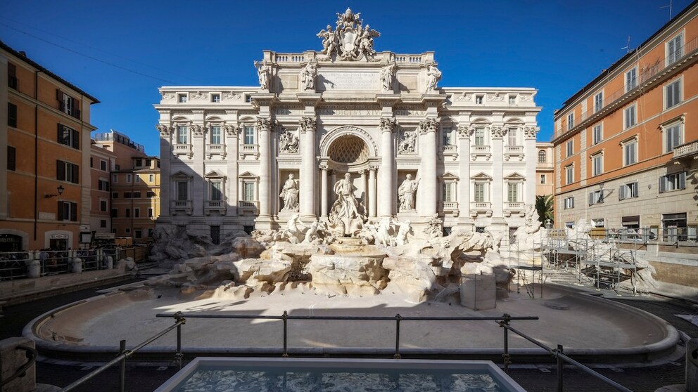 Ein eher ungewöhnlicher Anblick: der Trevi-Brunnen, eine der berühmtesten Sehenswürdigkeiten Italiens, ist derzeit ohne Wasser
