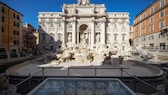 Ein eher ungewöhnlicher Anblick: der Trevi-Brunnen, eine der berühmtesten Sehenswürdigkeiten Italiens, ist derzeit ohne Wasser