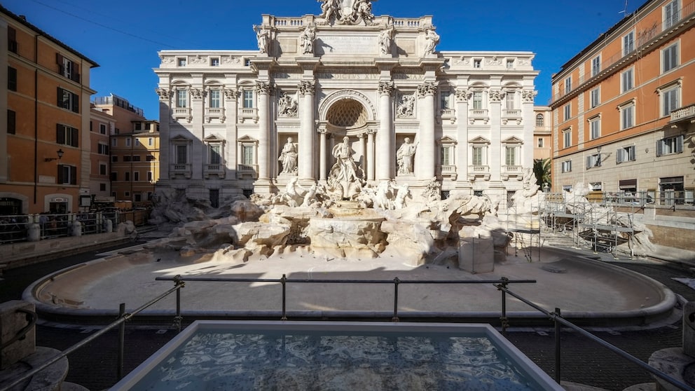 Ein eher ungewöhnlicher Anblick: der Trevi-Brunnen, eine der berühmtesten Sehenswürdigkeiten Italiens, ist derzeit ohne Wasser