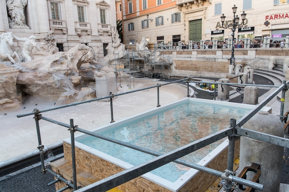 Die Übergangslösung für den Münzwurf am Trevi-Brunnen kommt nicht bei allen gut an