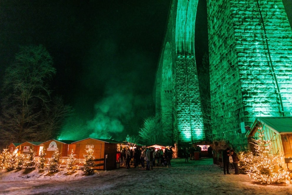 Der Weihnachtsmarkt in der Ravennaschlucht findet unter einem Aquädukt statt