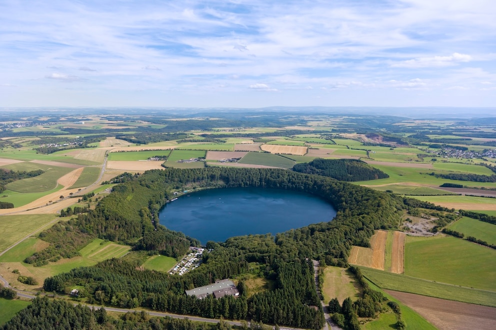 Achtung Schlaglöcher: Die Vulkanstraße führt vorbei an Kratern, Schlackenkegeln und Geysiren – mitten in Deutschland