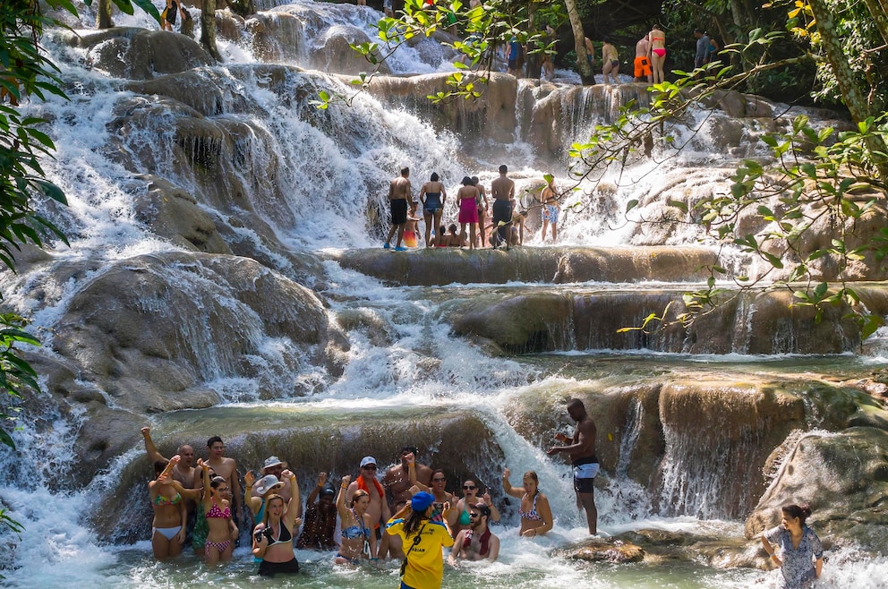 Die Dunn’s River Falls sind beliebte Terrassen-Wasserfälle in Jamaika