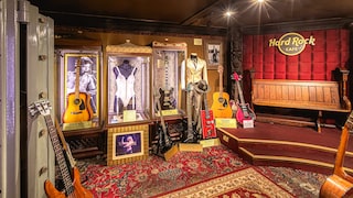 Wussten Sie, dass es im Keller des „Hard Rock Cafés“ in London unter anderem Gitarren von David Bowie und Jimi Hendrix bestaunen können? Diesen und viele weitere Geheimtipps hat Doris Tromballa vor Ort ausfindig gemacht