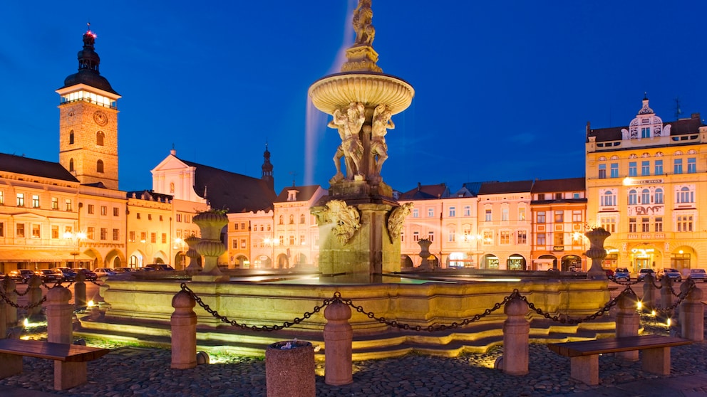 Der zentrale Markplatz von Budweis im Abendlicht