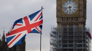 Ein Union Jack weht vor dem Big Ben