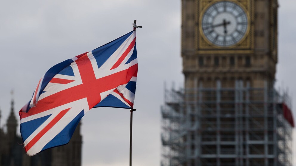 Ein Union Jack weht vor dem Big Ben
