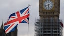 Ein Union Jack weht vor dem Big Ben
