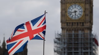 Ein Union Jack weht vor dem Big Ben