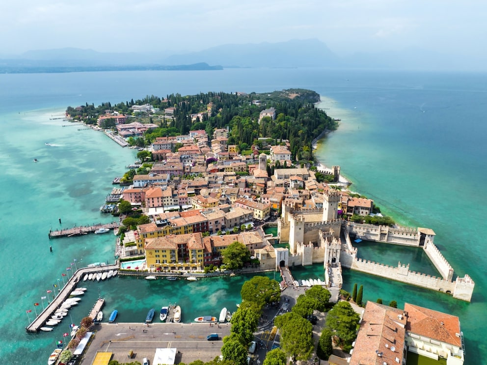 Sirmione liegt am Südufer des Gardasees auf einer Halbinsel, die etwa vier Kilometer in den See hineinragt