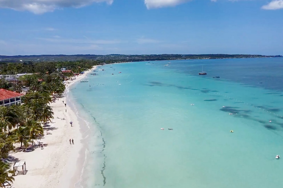 Der Seven Mile Beach ist ein beliebter Strand auf Jamaika