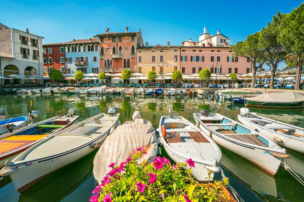 Bunte Häuser im Hafen von Desenzano