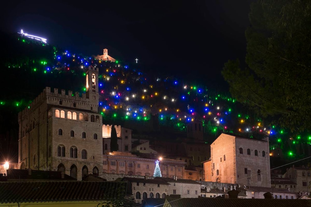 Die Stadt Gubbio in Umbrien (knapp 33.000 Einwohner“ wird jedes Jahr um Dezember zum Anziehungspunkt für tausende Besucher