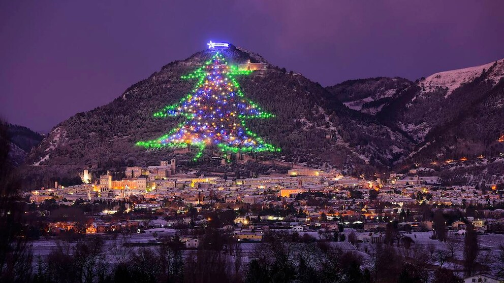 Der mit tausenden bunten Lichtern geschmückte Riesenbaum steht seit 1991 im Guinness-Buch der Rekorde als der größte Weihnachtsbaum der Welt