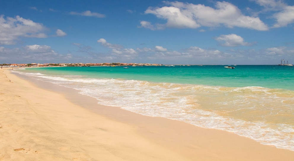 Der Praia de Santa Maria auf Sal ist nicht ohne Grund einer der beliebtesten Strände der Kapverden