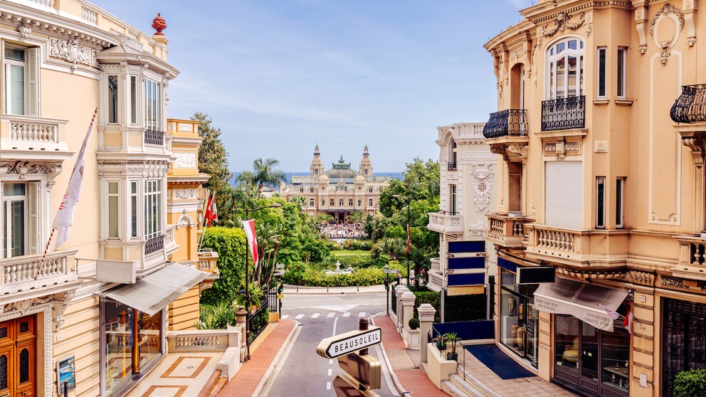Historische Gebäude in Monaco, im Hintergrund das das Casino