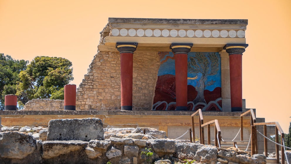 Der Palast von Knossos, hier im Bild der restaurierte Nordeingang, ist Kretas berühmteste Ruine