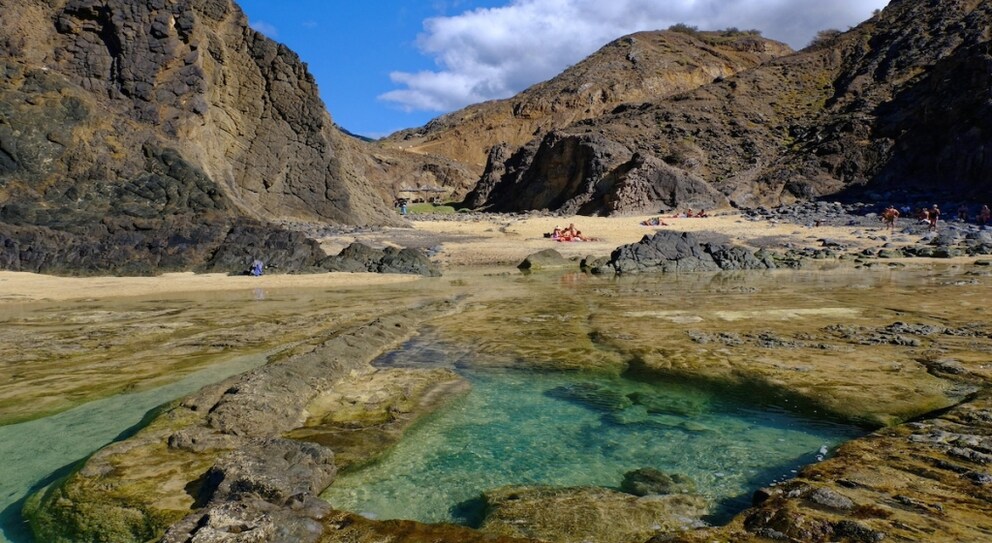 Der Strand Porto Das Salmes auf Porto Santo ist wegen seiner Naturbeckene etwas ganz besonderes