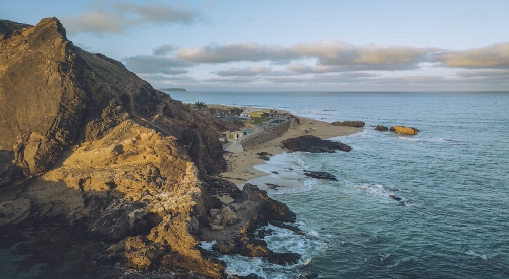 Wegen seiner Lage ist der Strand Praia da Calheta auf Porto Santo besonders bei Sonnenuntergang wunderschön