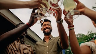 In Deutschland heißt es beim Anstoßen meist „Prost!“ oder „Zum Wohl!“. Was aber sagt man in anderen Ländern, wenn man beispielsweise an Silvester sich mit einem Glas Sekt zuprostet?
