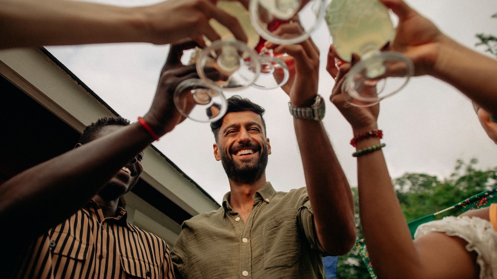 In Deutschland heißt es beim Anstoßen meist „Prost!“ oder „Zum Wohl!“. Was aber sagt man in anderen Ländern, wenn man beispielsweise an Silvester sich mit einem Glas Sekt zuprostet?