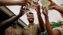 In Deutschland heißt es beim Anstoßen meist „Prost!“ oder „Zum Wohl!“. Was aber sagt man in anderen Ländern, wenn man beispielsweise an Silvester sich mit einem Glas Sekt zuprostet?