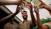 In Deutschland heißt es beim Anstoßen meist „Prost!“ oder „Zum Wohl!“. Was aber sagt man in anderen Ländern, wenn man beispielsweise an Silvester sich mit einem Glas Sekt zuprostet?