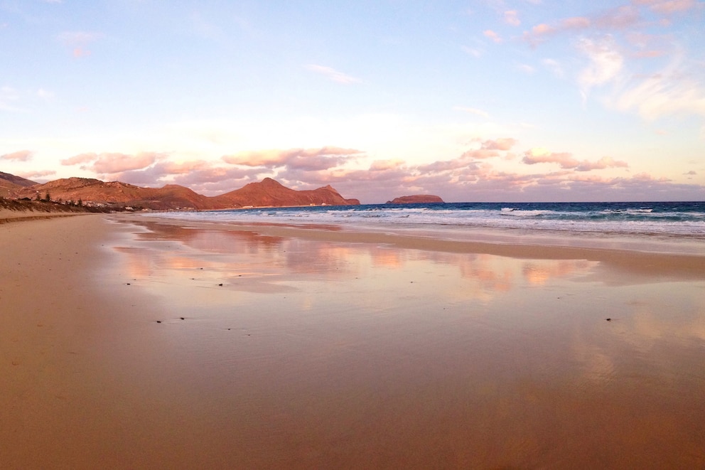 Dieser Strand auf Porto Santo überzeugt mit unverwechselbarem Charme