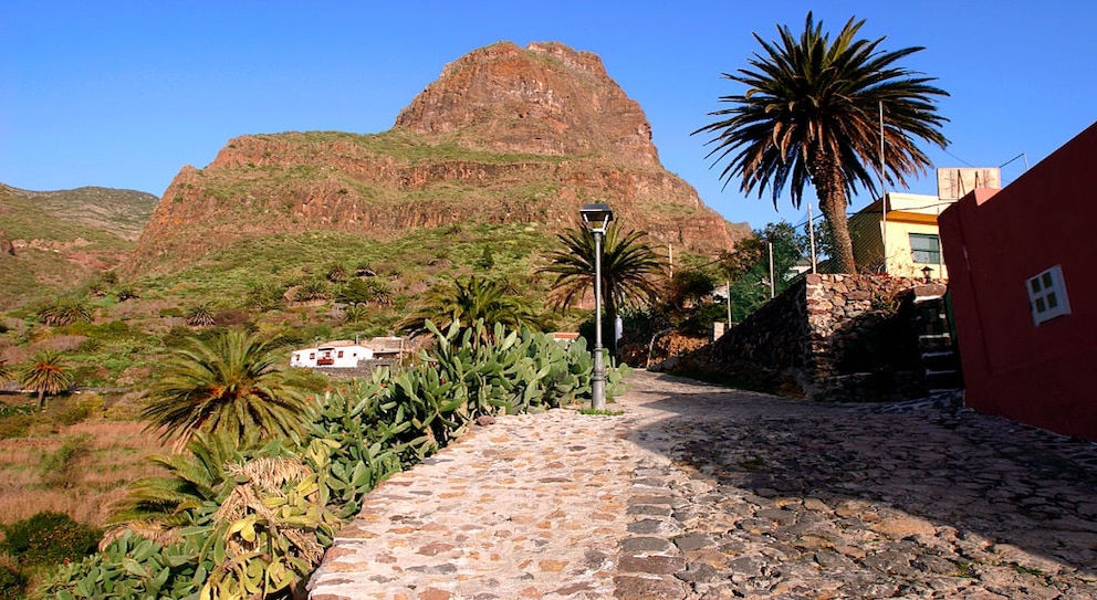 Wer den Massentourismus auf Teneriffa umgehen will, sollte ins Teno-Gebirge fahren. Bis vor wenigen Jahren kamen höchstens ein paar Esel durch das einsame Tal. Hier liegt das Dörfchen Masca, in das sich früher die Piraten zurückzogen