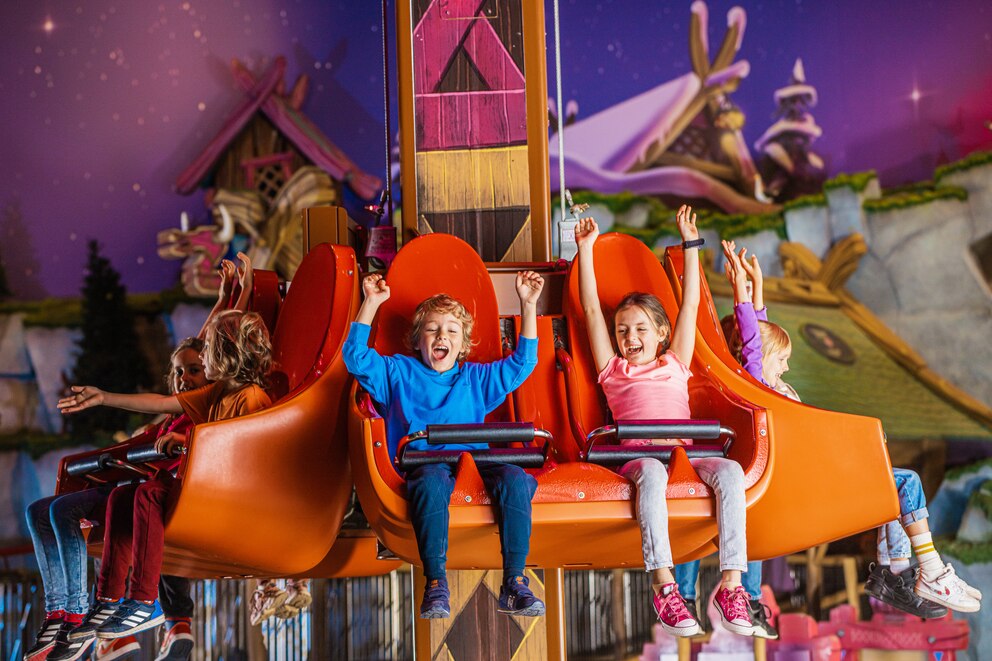 Echter Nervenkitzel im polnischen Freizeitpark Majaland: Ben und Marie konnten nicht nur den Weihnachtsmann treffen, sondern auch im Viking Totem fahren. Nach dem Einsteigen werden die Kleinen in die Höhe gehoben, um dann einen freien Fall mit schwindelerregenden Geschwindigkeiten zu erleben