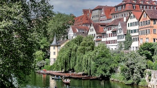 In der Universitätsstadt Tübingen ist die Fahrt mit einem Stocherkahn eine bei Einheimischen wie Touristen gleichermaßen beliebte Aktivität. Die Geschichte der Boote reicht Jahrhunderte zurück.