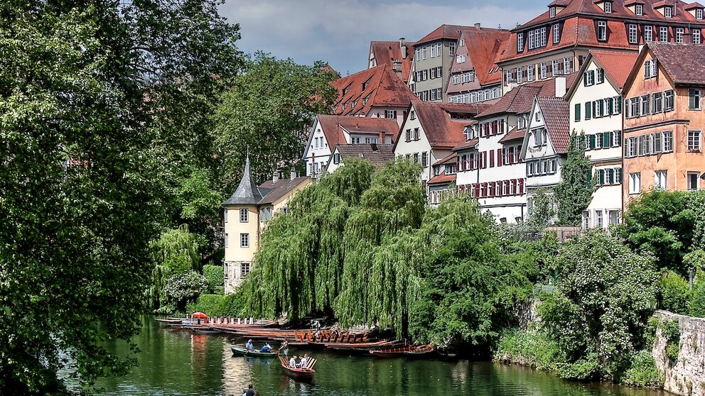 In der Universitätsstadt Tübingen ist die Fahrt mit einem Stocherkahn eine bei Einheimischen wie Touristen gleichermaßen beliebte Aktivität. Die Geschichte der Boote reicht Jahrhunderte zurück.