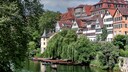 In der Universitätsstadt Tübingen ist die Fahrt mit einem Stocherkahn eine bei Einheimischen wie Touristen gleichermaßen beliebte Aktivität. Die Geschichte der Boote reicht Jahrhunderte zurück.