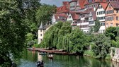 In der Universitätsstadt Tübingen ist die Fahrt mit einem Stocherkahn eine bei Einheimischen wie Touristen gleichermaßen beliebte Aktivität. Die Geschichte der Boote reicht Jahrhunderte zurück.