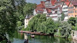 In der Universitätsstadt Tübingen ist die Fahrt mit einem Stocherkahn eine bei Einheimischen wie Touristen gleichermaßen beliebte Aktivität. Die Geschichte der Boote reicht Jahrhunderte zurück.