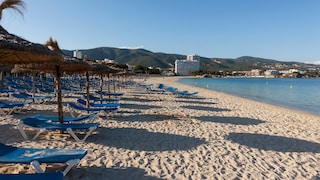 Strand von Palma auf Mallorca: In Spanien ist zwar Nebensaison – eine neue Erhebung bei Daten von Urlaubern sorgt dennoch für großen Ärger