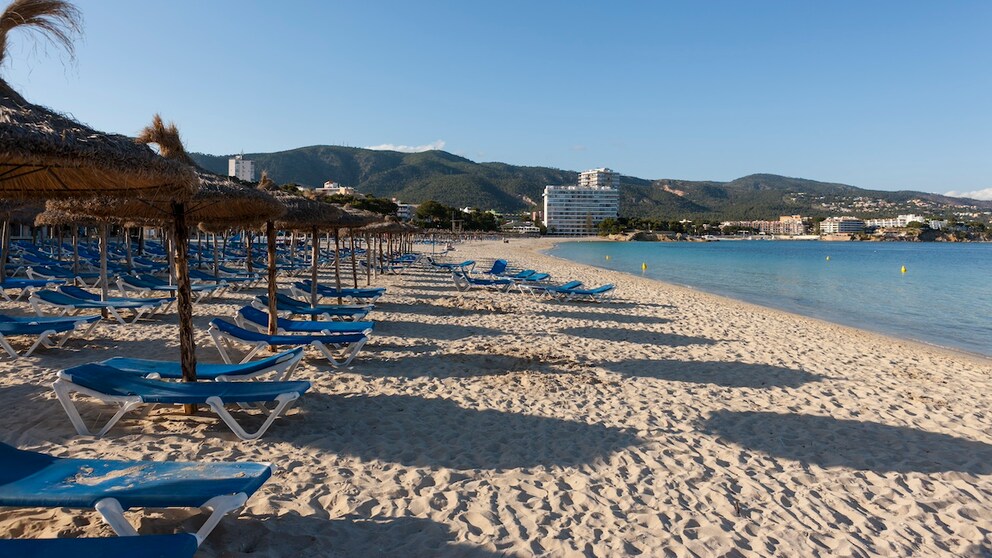 Strand von Palma auf Mallorca: In Spanien ist zwar Nebensaison – eine neue Erhebung bei Daten von Urlaubern sorgt dennoch für großen Ärger